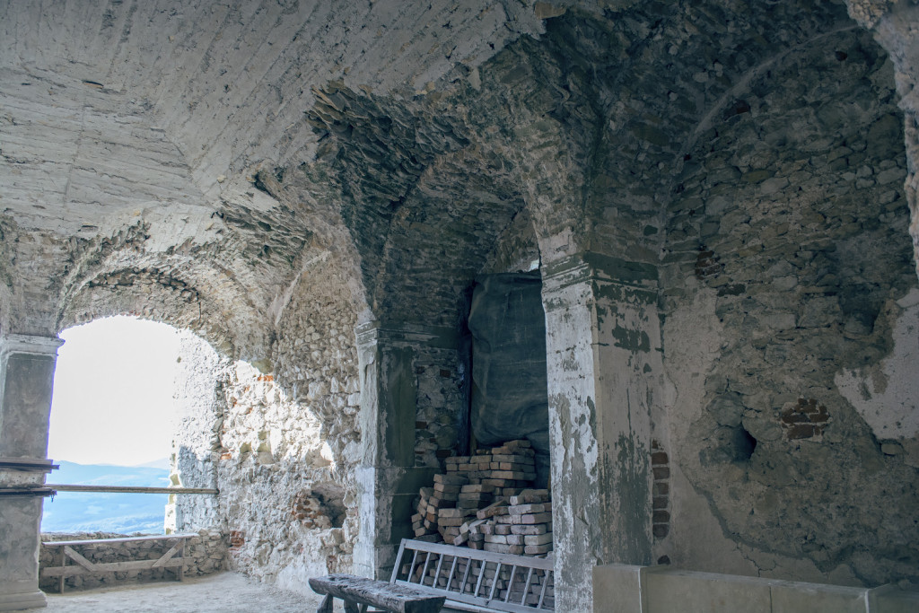 interi&eacute;r hradu Uhrovec